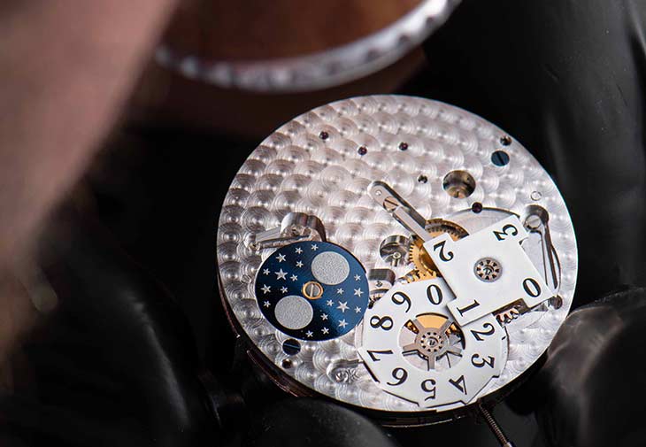 康斯登FREDERIQUE CONSTANT自製機芯FC-735