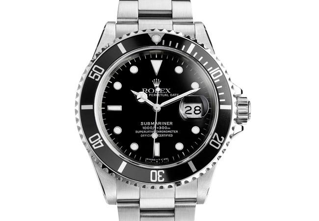 勞力士ROLEX Submariner Date 配備三扣鎖上鏈錶冠(1977年)、藍水晶鏡面(1979年)以及配備立體鐘點標記的面盤(1984年)