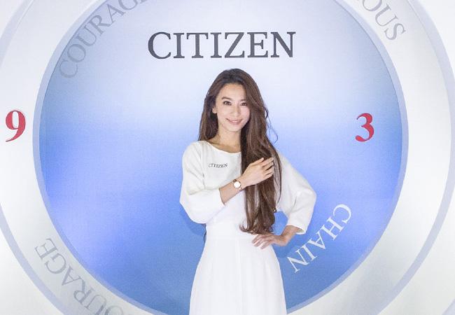 田馥甄一襲純白洋裝盡顯柔美風,手上戴的是新款時尚腕錶水耀光ES9468-51A。