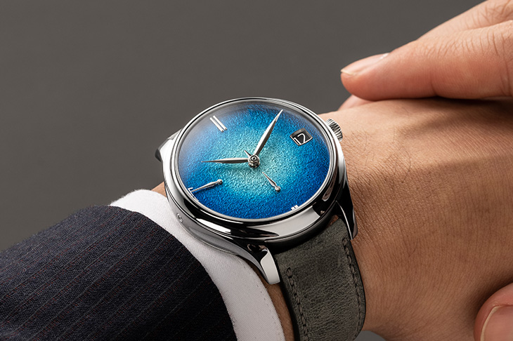 亨利慕時H. MOSER & CIE.勇創者萬年曆鉭金屬藍色琺瑯腕錶