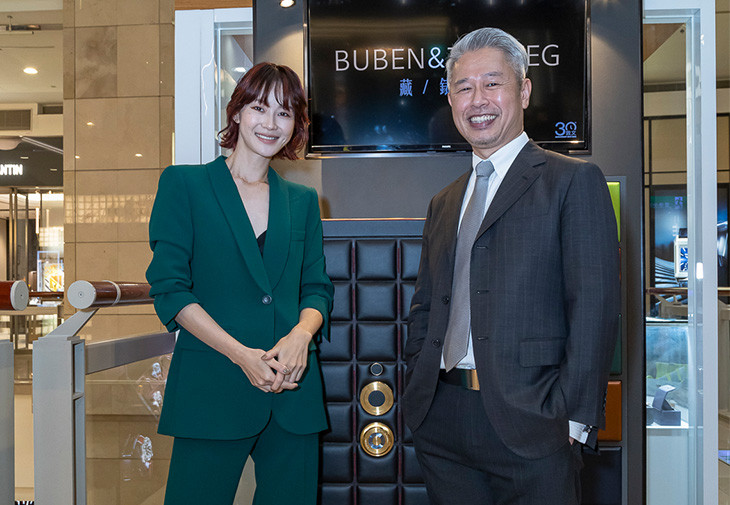 女星鍾瑶(左)為敦文企業總經理朱丕傑的BUBEN&ZORWEG ORION收藏保險櫃上市活動站台。