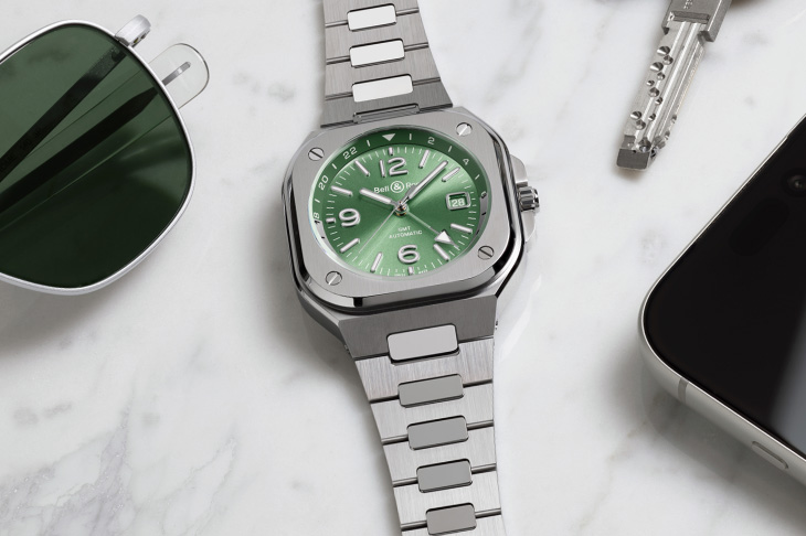 鼠尾草綠太陽射線紋，都市旅人的腕間新秀，BELL & ROSS BR-05 GMT Green Steel 兩地時間腕錶