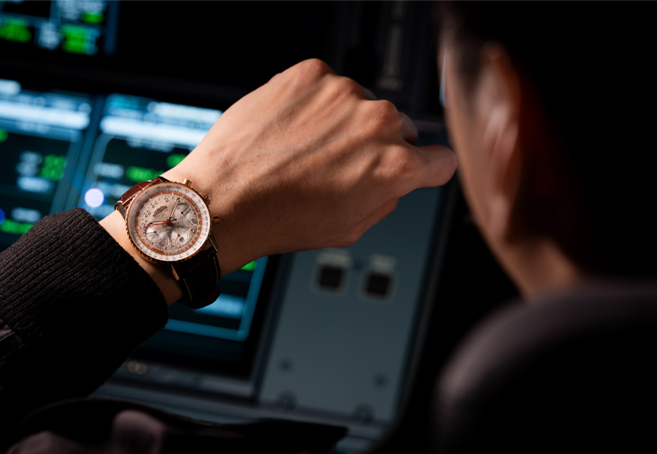 BREITLING百年靈 ×  STARLUX Airlines星宇航空Navitimer B02 Chronograph 41 Cosmonaute STARLUX Airline Edition聯名腕錶