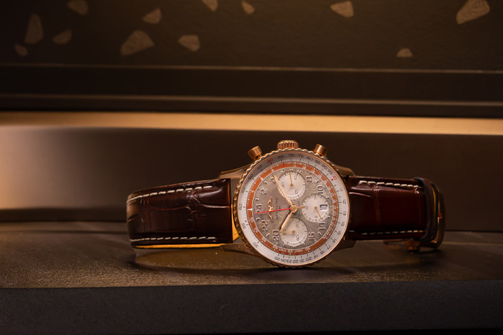 BREITLING百年靈 ×  STARLUX Airlines星宇航空Navitimer B02 Chronograph 41 Cosmonaute STARLUX Airline Edition聯名腕錶