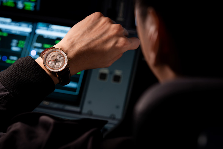 與星宇航空一同升空 百年靈Navitimer B02 Chronograph 41 Cosmonaute STARLUX Airline Edition