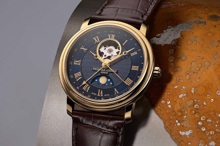 直視擺輪動態，康斯登 Classics Heart Beat Moonphase Date月相腕錶