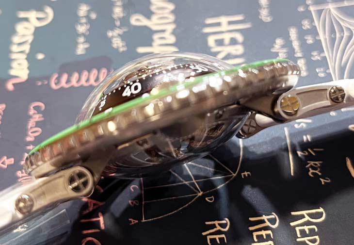 以水母為靈感的MB&F HM7 Ti Green。