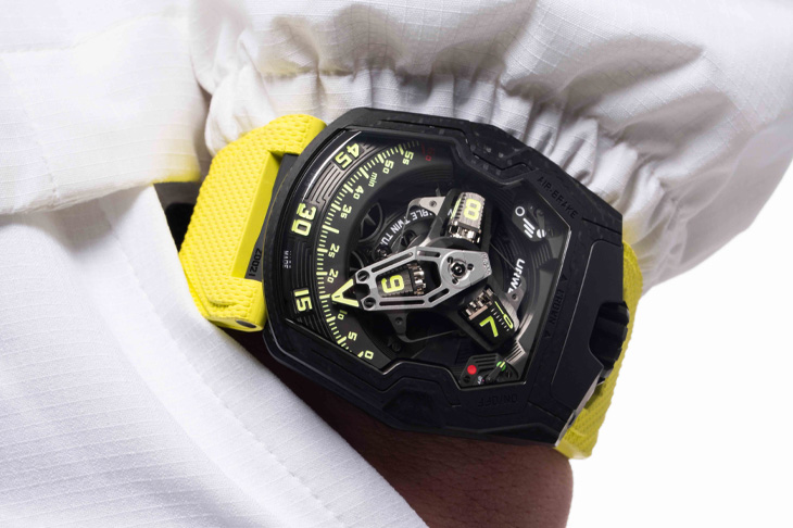 衛星漫遊與雙渦輪集一身／URWERK UR-230 Black Star複合陶瓷黑暗之星腕錶