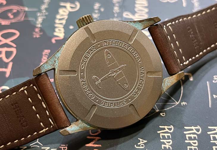 底蓋鐫刻噴火戰機，搭載32111自動上鍊機芯，動力儲存120小時。