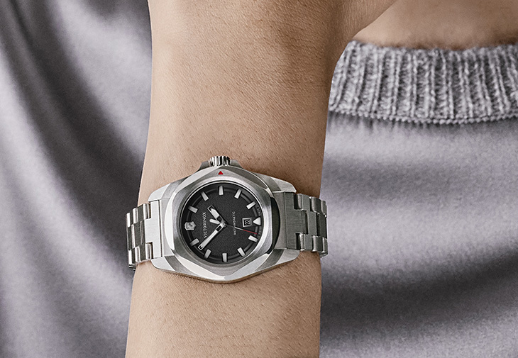 VICTORINOX瑞士維氏I.N.O.X. Small Quartz腕錶