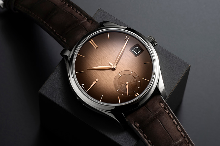 經典工藝結合獨特色彩 H. MOSER & CIE.勇創者萬年曆煙燻鮭魚腕錶