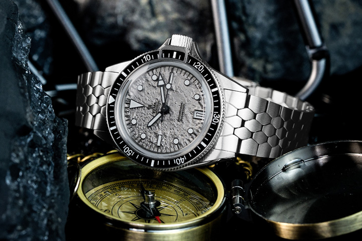 月球紋理的硬派魅力／YEMA Superman Titanium 限量版CMM.11