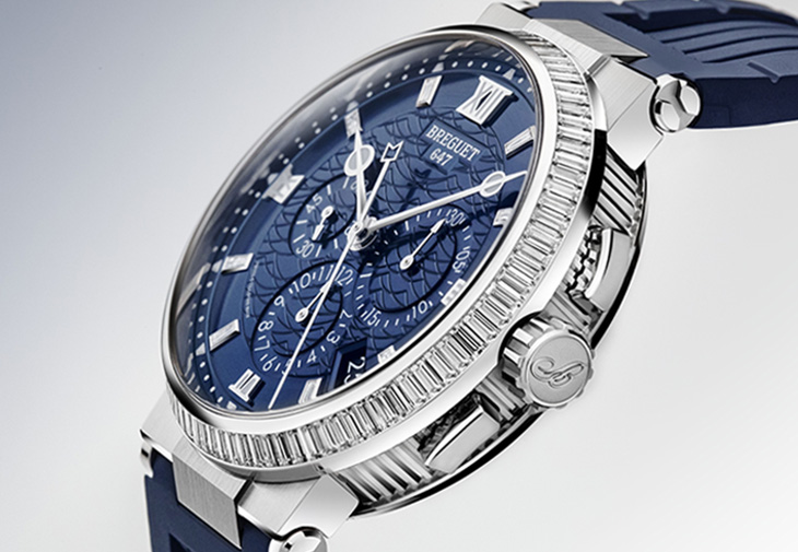 寶璣Marine 5529專為熱愛運動的現代人士設計，饒富運動氣息的新款時計以白金或玫瑰金製作，在深藍色的背景中綻放耀眼光芒，與夜光指針和羅馬數字時標互相輝映。