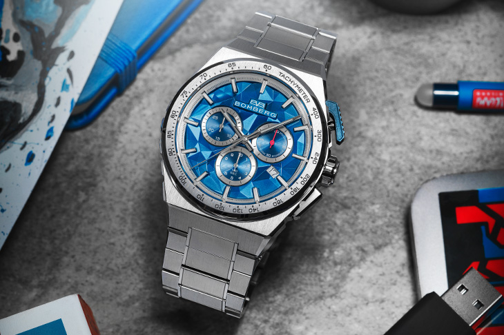 雕塑般的幾何面盤／BOMBERG Apex PULSE CB 脈衝藍計時碼錶