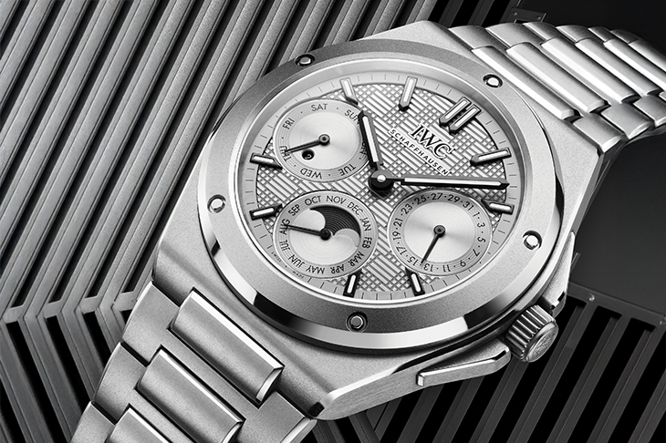 色澤沉穩、手感輕盈／IWC工程師萬年曆腕錶41鈦金屬款