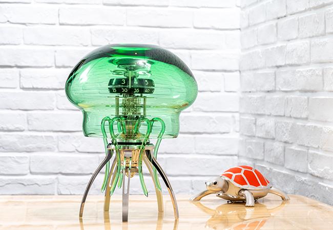 MB&F Medusa。直徑250mm,高323 mm(吊掛時為286mm)