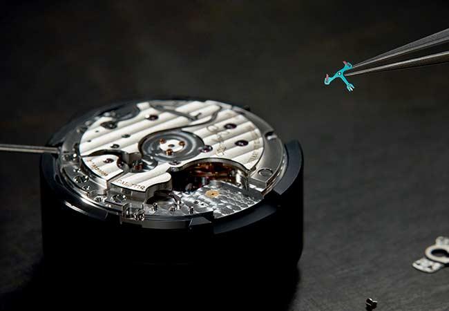 BREGUET寶璣Classique 5177色大明火琺瑯面盤腕錶。777Q自動上鍊機芯配置矽游絲與矽擒縱等高科技零件，性能卓越。