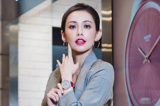 超薄金屬回歸 袁艾菲盡展SWATCH SKIN Irony風格品味