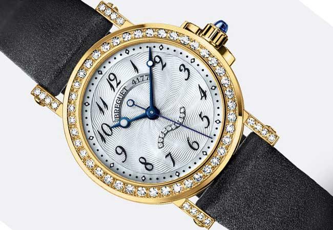 搭配絹絲表面皮帶的Marine 8818腕錶