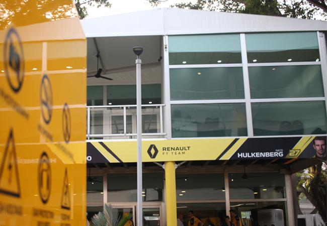 BELL & ROSS帶領媒體進入車賽整備禁區