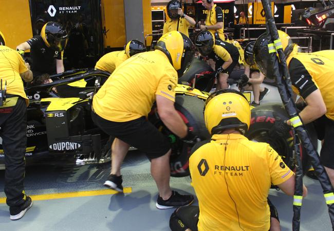 BELL & ROSS帶領媒體觀看換胎練習