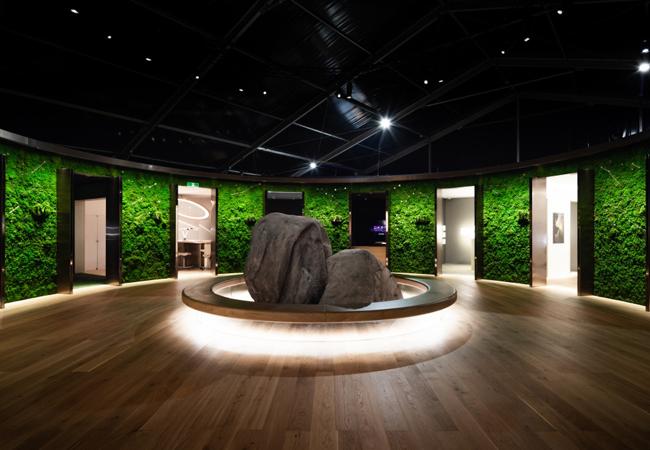 展場中間放置汝拉山谷打造的復刻岩石，並以12道門環繞之，展示愛彼的製錶里程碑。