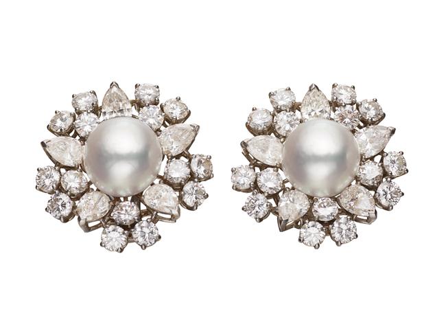 奧黛麗．赫本(Audrey Hepburn)配戴BVLGARI Heritage典藏系列珍珠鑽石耳環