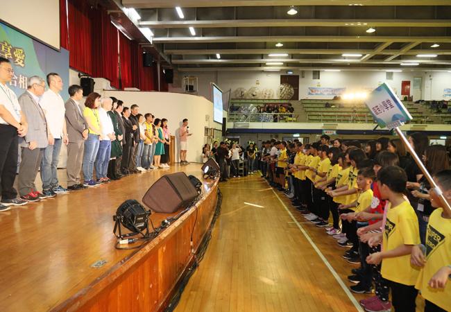 由城邦基金會發起的濱海小學堂分別精神抖擻進場，現場氣氛熱鬧歡騰。