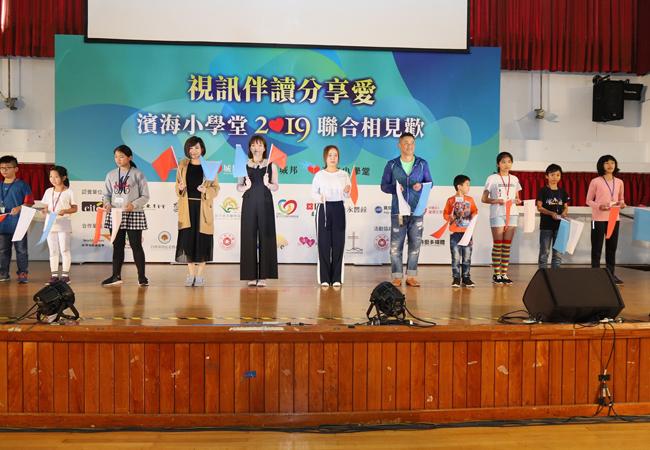 由城邦基金會發起的濱海小學堂邀請知名演員江宏恩與「主播群」進行舉旗遊戲