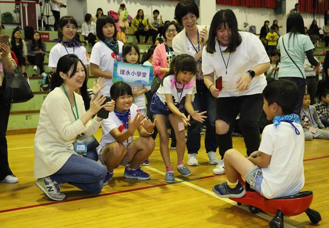 由城邦基金會發起的濱海小學堂在當日活動進行趣味競賽