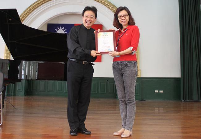 城邦基金會龔汝沁執行長頒發感謝狀