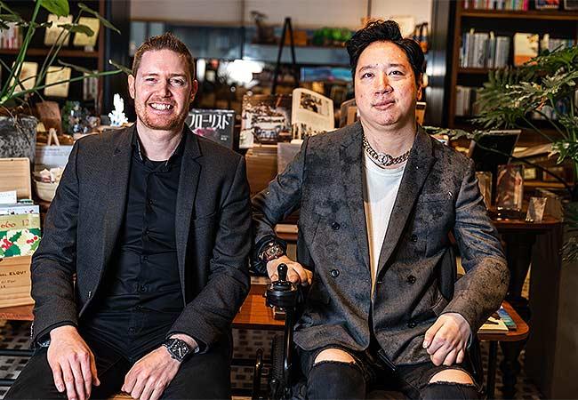 VAULT SWISS的創辦人兼CEO Mark Schwarz送來訂製的VAULT V2+ Red CC腕錶