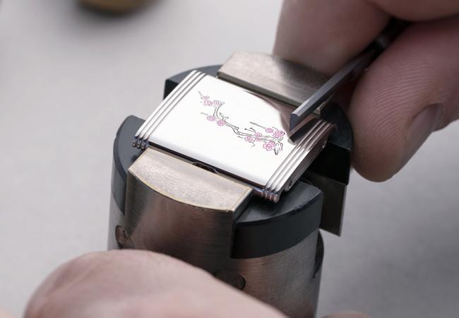 積家提供Reverso翻轉系列腕錶錶背鐫刻服務