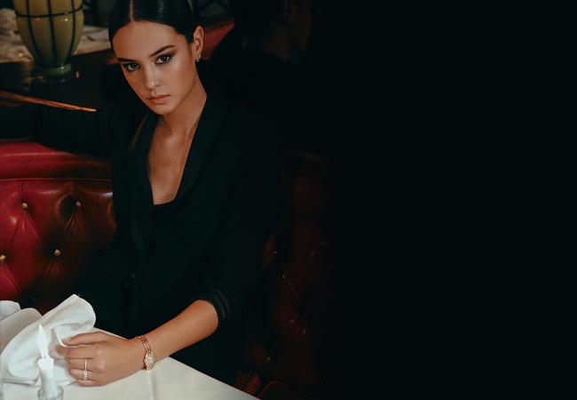 澳洲女星寇特妮‧伊頓（Courtney Eaton）配戴卡地亞Panthère de Cartier美洲豹腕錶