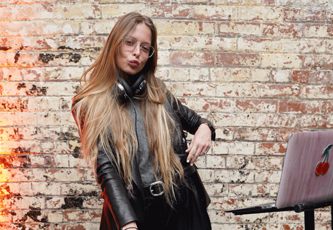 萬寶龍MB 01全罩式智能耳機與DJ Pamela Tick