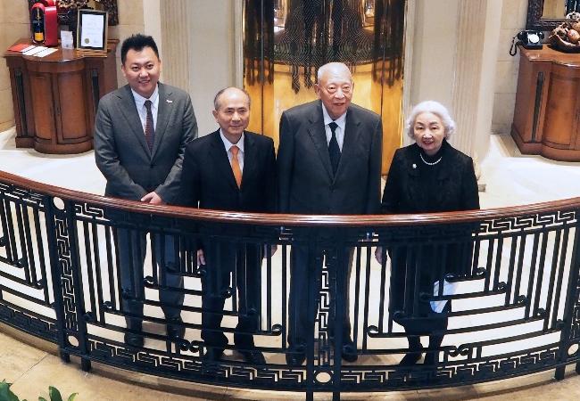 終選委員會梁愛詩主席、全國政協董建華副主席、林添茂創辦人、牛犇理事長攝於2019愛心獎歡迎午宴