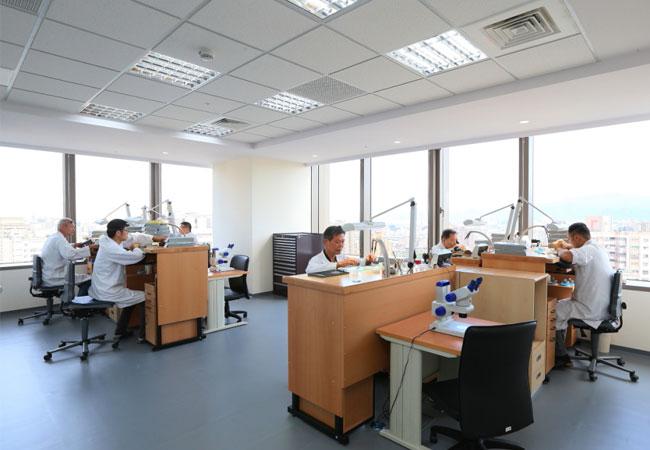 Swatch Group在台服務中心擁有多達30位經驗老道的修錶師傅