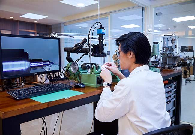 製錶師潘泓宇示範車製擺輪軸新