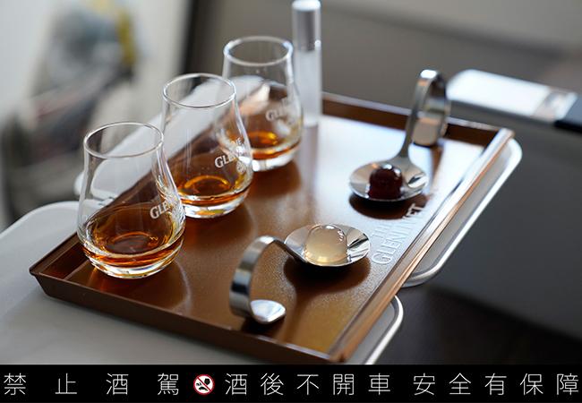 全台首創高空品酒會專屬品飲組,格蘭利威13年 ( 左起 )、格蘭利威13年原酒與兩款太空膠囊