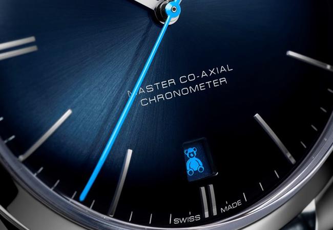 OMEGA腕錶面盤上，可愛的奧比斯泰迪熊取代了日期指示的數字8，看上去增添了些許俏皮感。