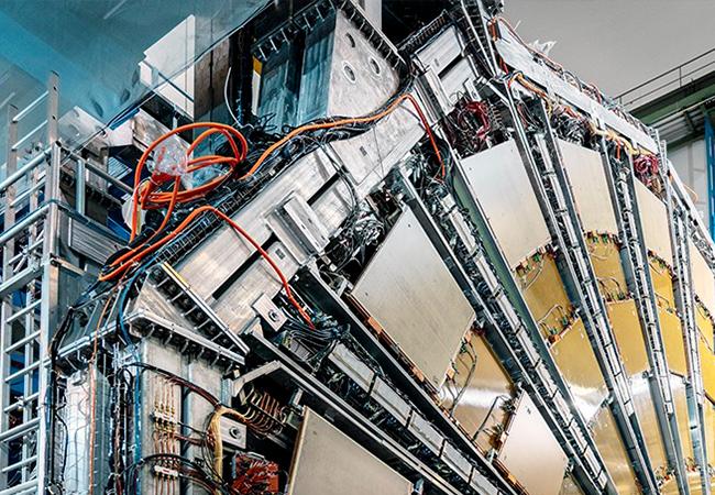 ATLAS是有史以來為粒子對撞機建造的最大體積探測器,它坐落於地底100米處的一座洞穴裡,重達7,000噸,與埃菲爾鐵塔的重量相似。 該探測器可追蹤和識別粒子,被廣泛用於物理學研究,從希格斯玻色子和頂誇克, 一直到額外維度以及能產生暗物質的微粒。