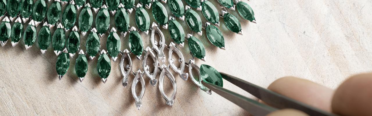 伯爵在作品中使用欖尖形切割寶石，呈現出流動般的線條效果