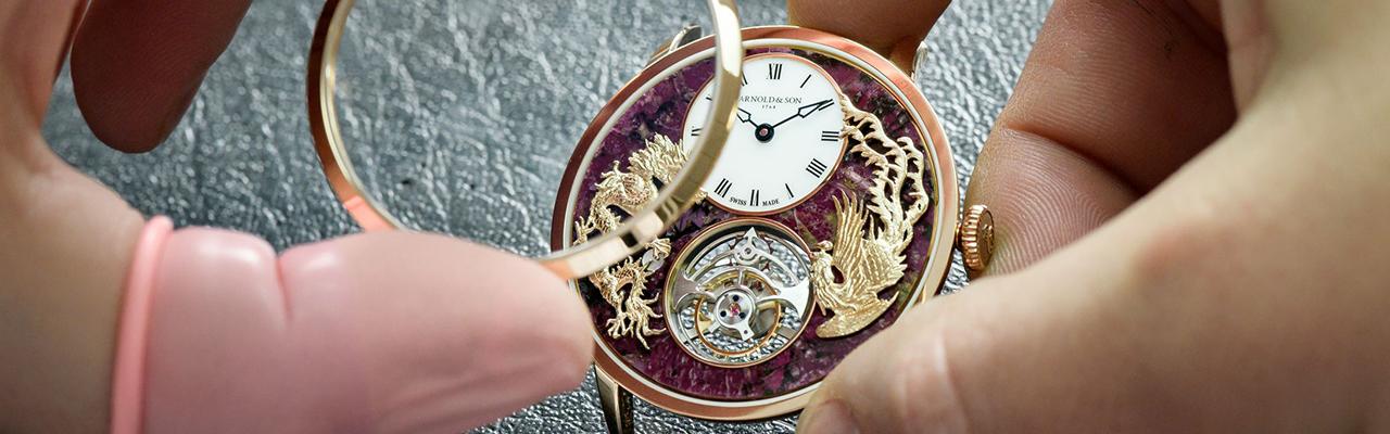 ARNOLD&SON推出超薄陀飛輪龍鳳戲珠腕錶 瑰麗礦石演繹神話風采
