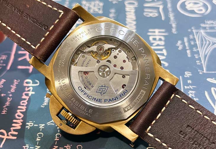 PAM00968搭載P.9010自動上鍊機芯。