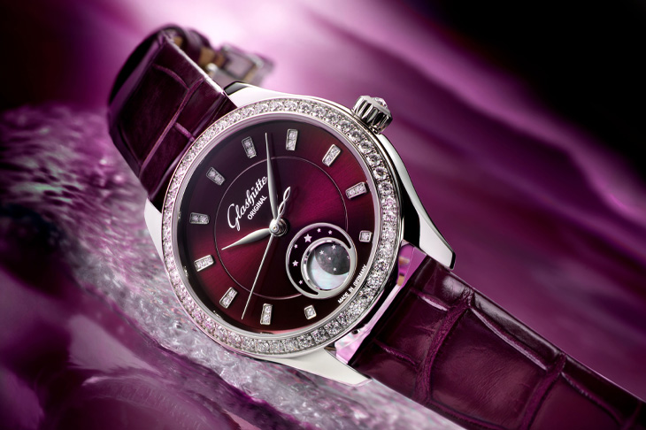 凝聚鑽石、珍珠母貝與紫羅蘭的絢麗之美／格拉蘇蒂原創全新小夜曲月相腕錶