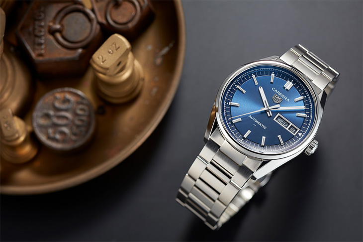 自製基礎機芯普及化／泰格豪雅Carrera星期日期腕錶