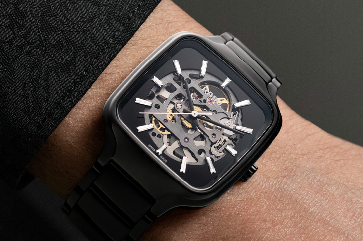 黑陶瓷 × 鑽石刻度／雷達表True Square真我方形鑲鑽鏤空腕錶