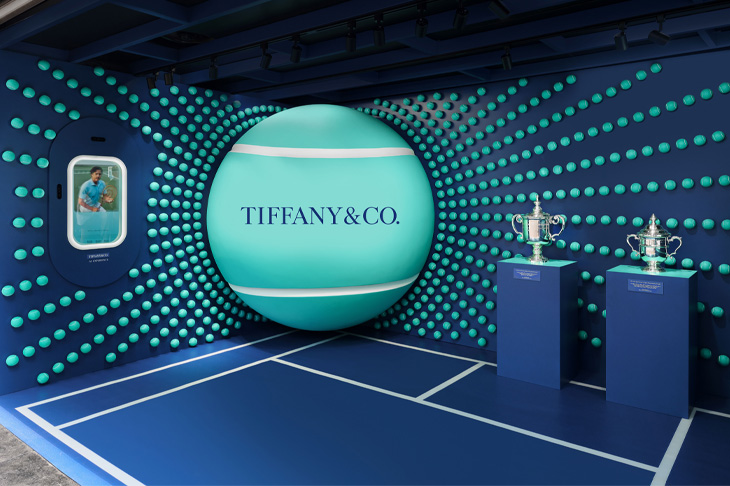 TIFFANY & CO. 2025美國網球公開賽快閃店 以沉浸式設計呈現巨型藍網球與傳奇獎盃