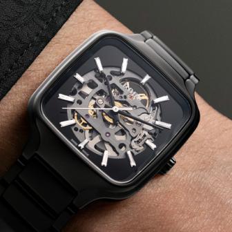 黑陶瓷 × 鑽石刻度／雷達表True Square真我方形鑲鑽鏤空腕錶