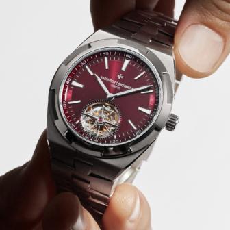 系列首款鈦金屬酒+紅面盤／江詩丹頓Overseas陀飛輪腕錶